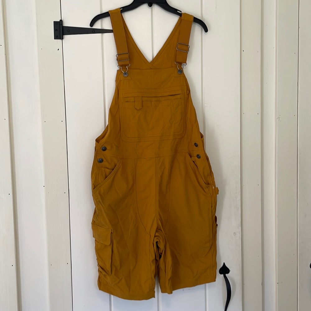 Duluth Trading Co Sierra Brown (Mustard)Medium Heirloom Gardening Short Overalls